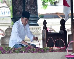 Presiden Jokowi Berziarah ke Makam Bun