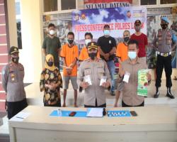 2  Dua  Orang Pemakai dan Satu Pengeda