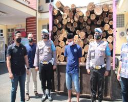 Truk dan muatan Kayu illegal logging  diamankan Jajaran Satreskrim Pol