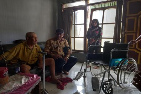 Pemberian Bantuan Kursi Roda Untuk Pak