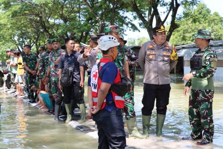POLRES DEMAK EVAKUASI KORBAN BANJIR  K