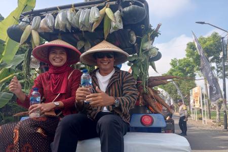 Kirab Gunungan hasil Panen Petani Desa Jetis 