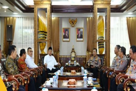 KUNJUNGI KAPOLRI, MENTERI NUSRON P