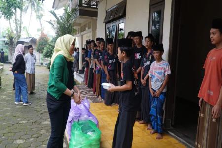 GILIRAN SANTRI DAPAT MAKAN SIANG G