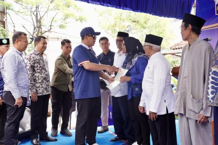 Menteri ATR  BPN Nusron Serahkan Serti