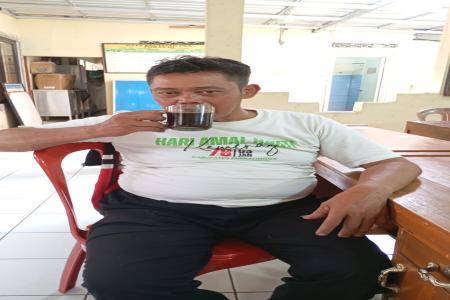 Di balik wajah lugu Guru Honorer Tak M