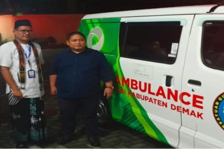 KETUA DPRD DEMAK BANTU MOBIL AMBUL