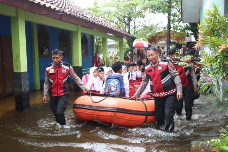 Banjir Di Demak Polisi Antar Jemput Si