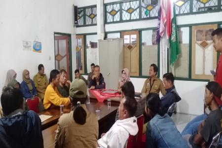 WARGA NGAGLIK GERUDUK KANTOR DINAS