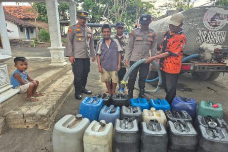 Polres Probolinggo dan BPBD Salurkan A