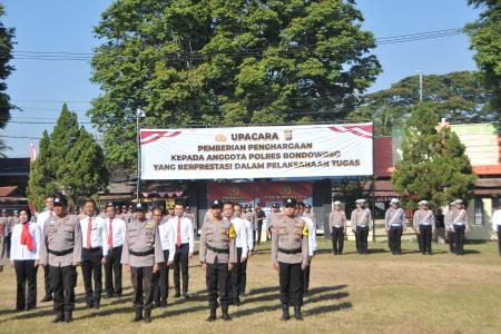 Kapolres Bondowoso Berikan Penghargaan
