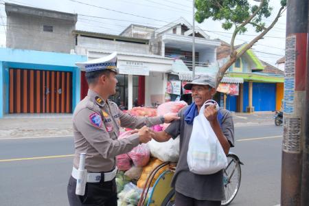 Polres Malang Berbagi Ratusan Paket Se