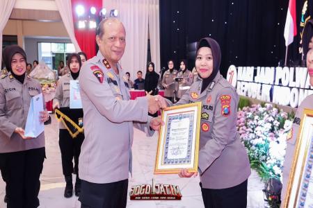 Polwan Polres Sampang Bripka Fitri Art