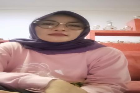 SEORANG PEMPUAN MENYUARAKAN KECEWA