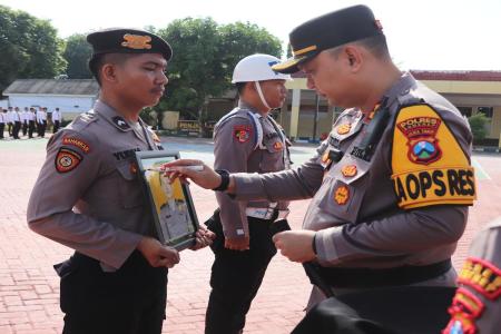 UPACARA PTDH DI POLRES SUMENEP, KA