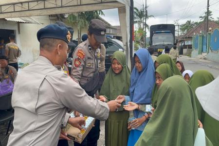 Polisi Berbagi Snack dan Susu untuk Pe
