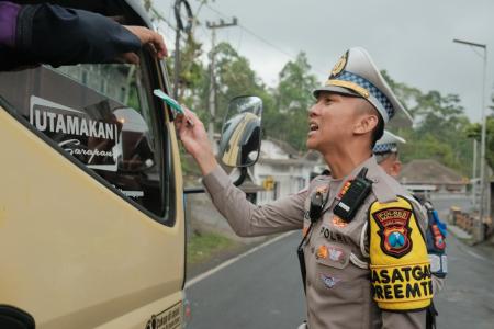 POLRES MALANG BAGIKAN MASKER KE PE