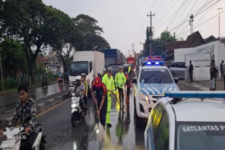 Proyek Pengerukan Sungai Menimbulkan P