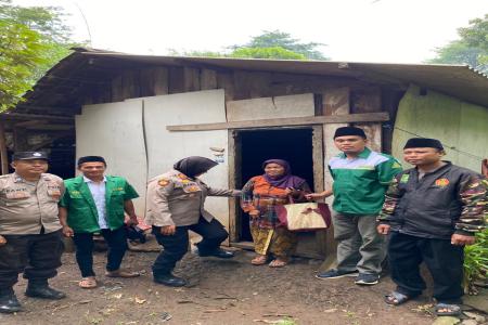 Kapolsek Lumbang dan Ansor Salurkan Se