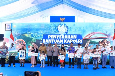 Polri Serahkan Bantuan Pendidikan bagi