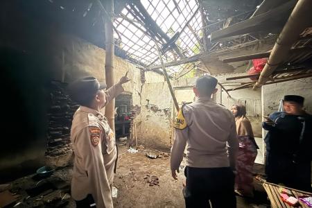 Hujan Deras Disertai Angin Kencang Rusak Masjid dan Rumah Warga di Pas