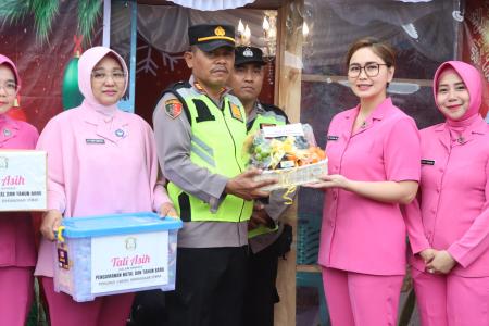  BHAYANGKARI DEMAK BERI TALI ASIH,